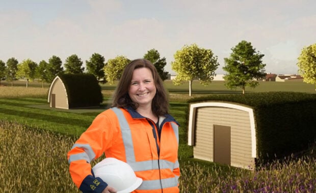 Ellen de Waard van Nobian bij een zoutwinlocatie in Groningen, gebruikt de BouwApp voor communicatie met omwonenden.