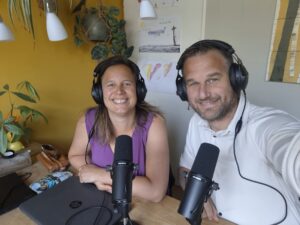 Selfie van Mark en Carlijn bij de podcastmicrofoons