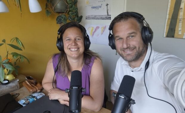 Selfie van Mark en Carlijn bij de podcastmicrofoons