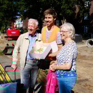 Omgevingsmanager Mike met omwonenden en de taart