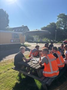 Taart eten aan de picknicktafel