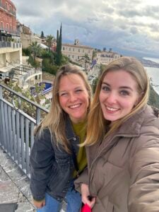 Esther (l) en Suzet (r) tijdens een workation op Sicilië